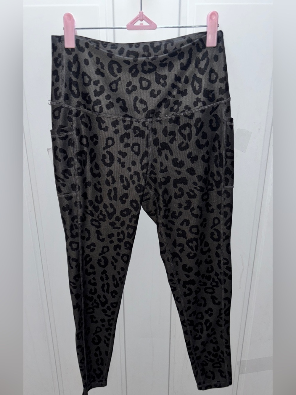 Modern Balance Large High-Rise Leopard Print Leggings in Black/Grey